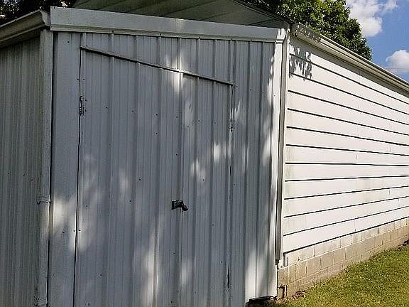 2nd image of 806 W 9th St