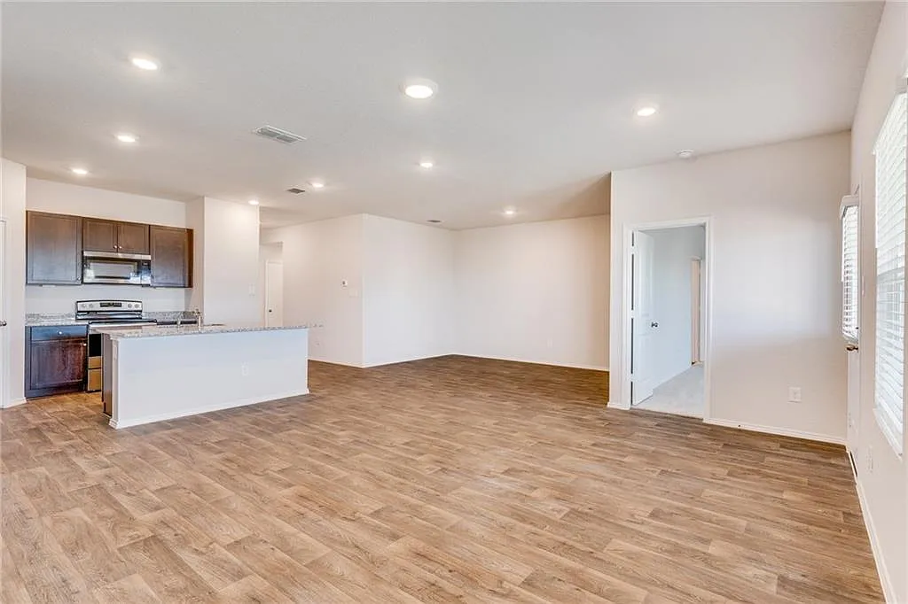 4 bed, 2.0 bath, 1832 sqft, $1,795 — Photo 3