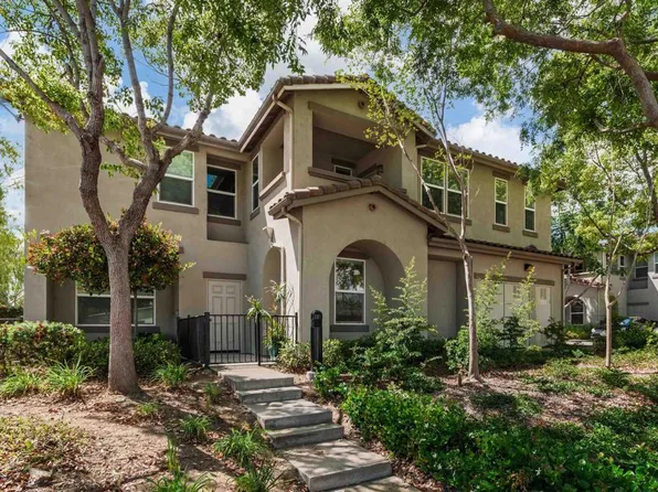 451 Avenida De La Luna, Vista, CA 92083