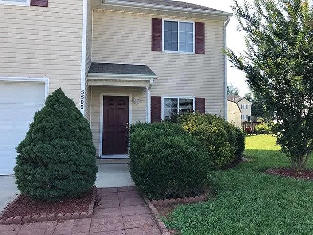 4 bed, 2.5 bath, 2065 sqft, $2,100 — Photo 3