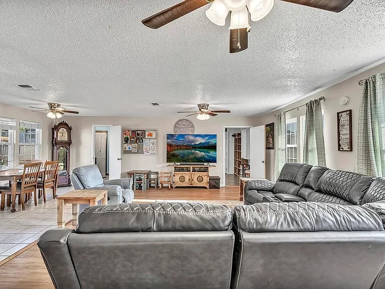 608 Oak Ln — Photo 4