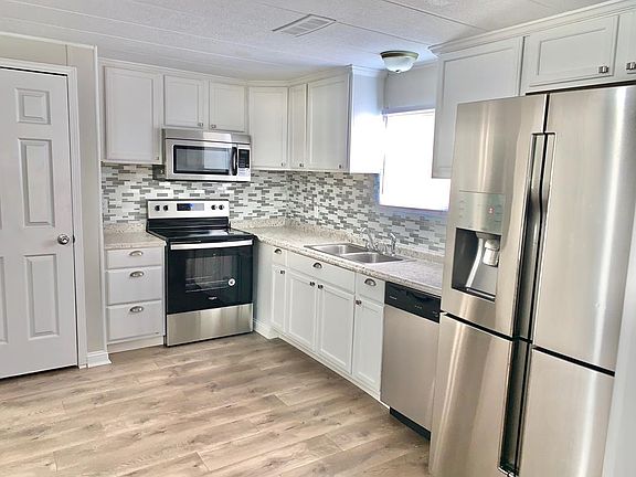 3rd image of 150 Carolyn Ln NE