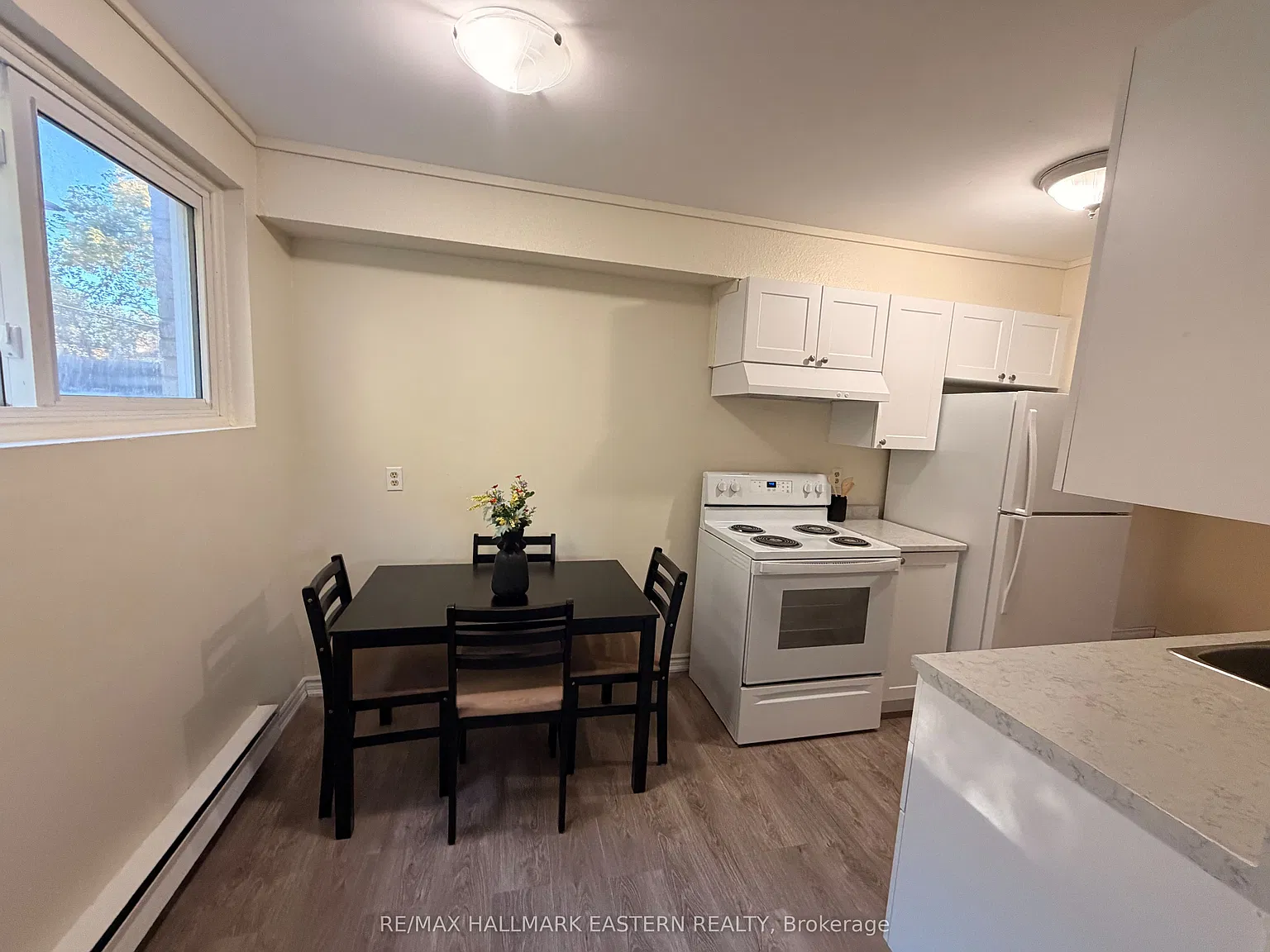 106 Lansdowne St W — Photo 4