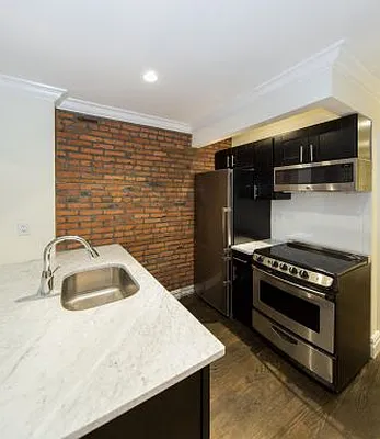 Rented by Icon Realty Management | media 32