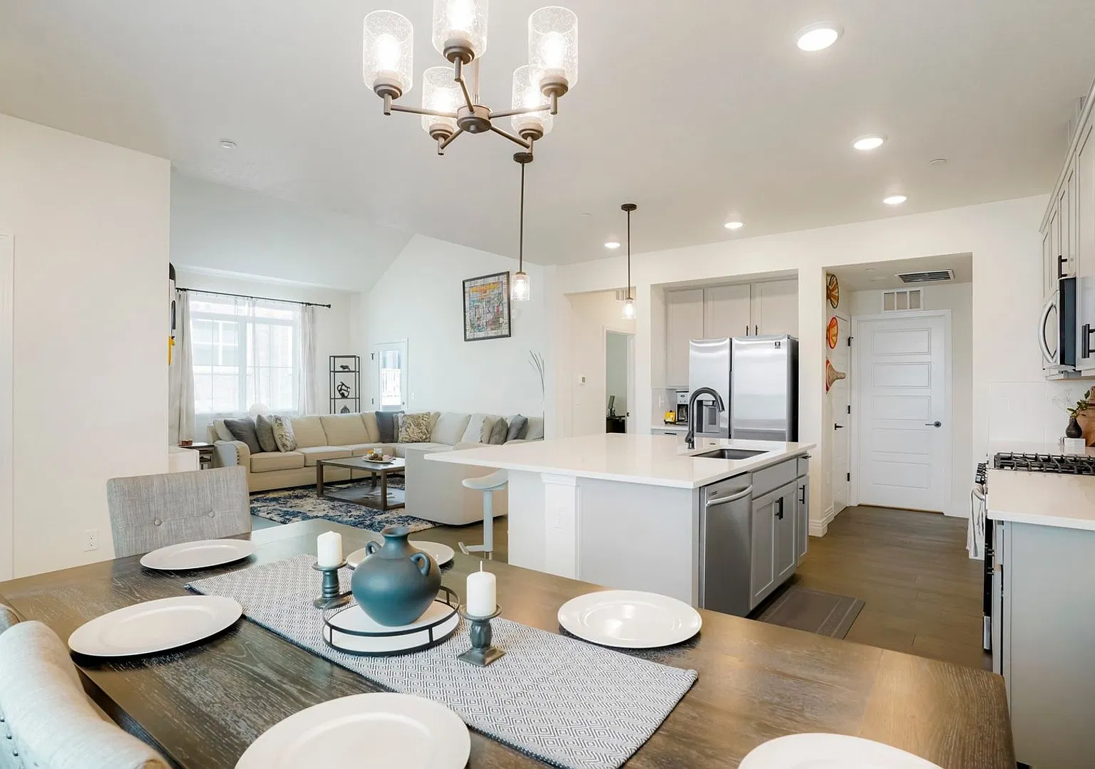 Spacious 3BR 3 Full Bath Condo in Aurora — Photo 4