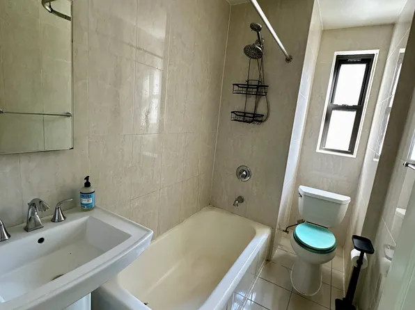 67-40 Yellowstone Boulevard image 4 of 11