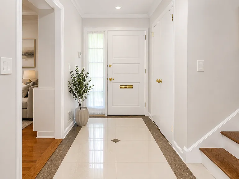 20 Kingston Rd — Photo 2