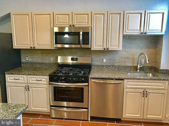 3 bed, 1.5 bath, 2040 sqft, $3,999 — Photo 3