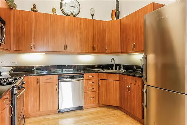 Sold by Avenue Sotheby's International Realty | media 17