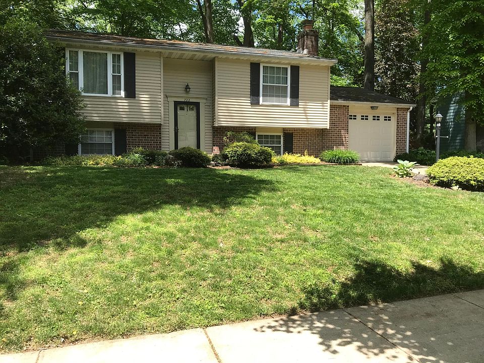 1st image of 722 Fox Bow Dr