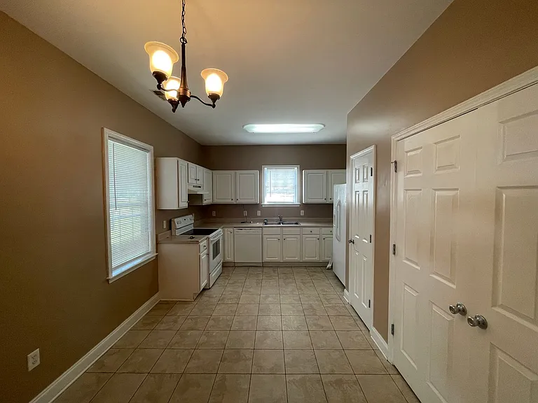 375 Lullwater Dr — Photo 8