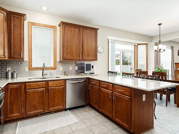 4th image of 8529 Creek Ct