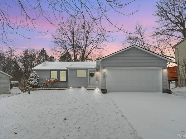 357 Woodlake Dr, Brighton, MI 48116