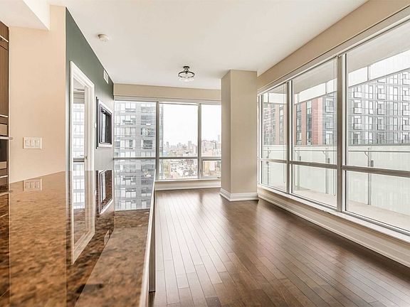 4th image of 80 John St Unit 2009