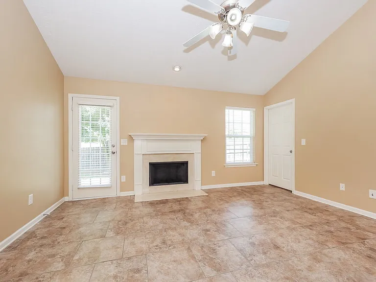 305 Sarna Dr — Photo 3