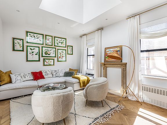 3rd image of 15 E 10th St APT 6G
