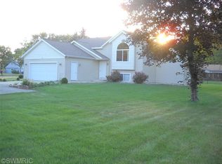 723 Edgeworth St, Jenison, MI 49428