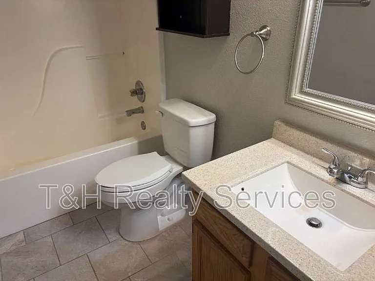 636 Locust Grove Ln — Photo 14