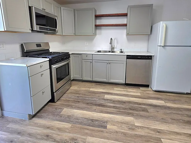 1123 Hawthorne Ave — Photo 1