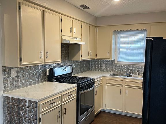 3rd image of 3231 Ivy Ln