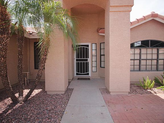 5th image of 19 E Yvonne Ln