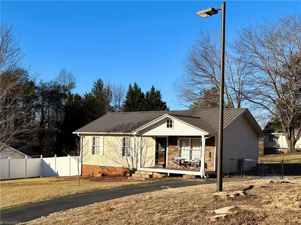 144 Strawberry Ln, Mount Airy, NC 27030