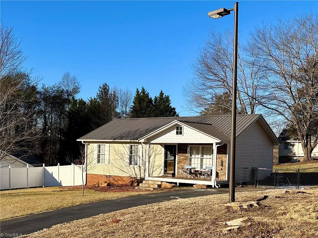144 Strawberry Ln photo 1