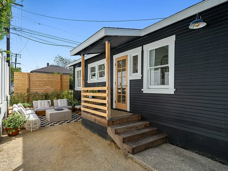 1427 Beach St — Photo 2