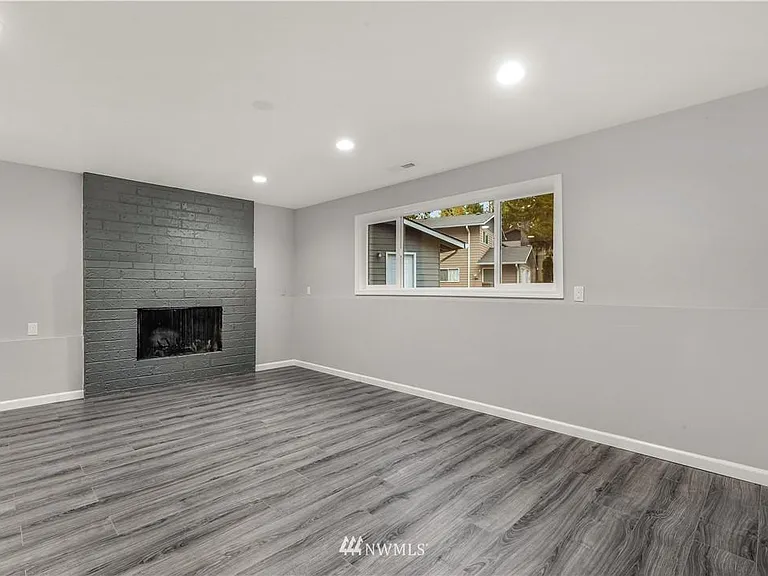 1034 Newport Ct NE — Photo 6