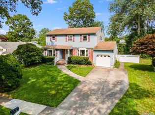 9 Clifford Blvd, Hauppauge, NY 11788
