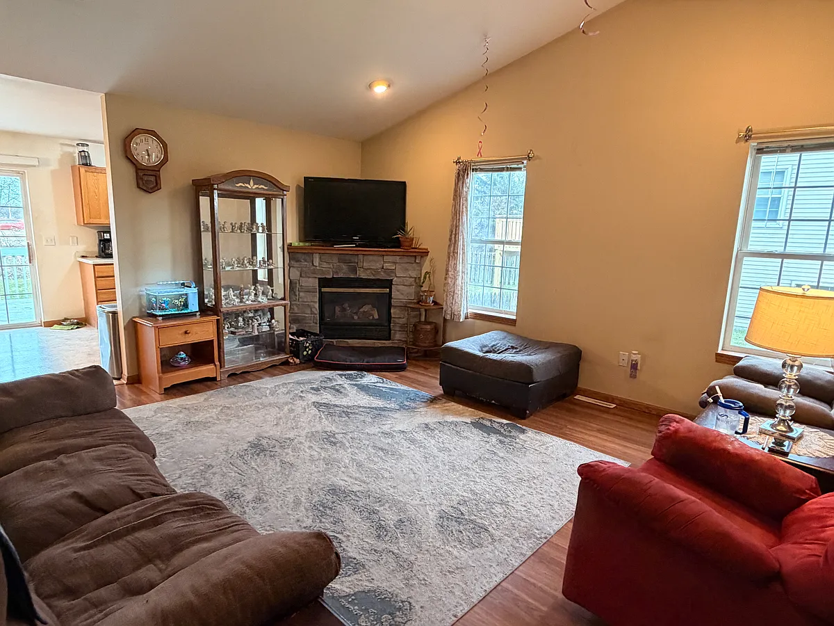 Living Room with gas fireplace - 1058 Vinyard Dr