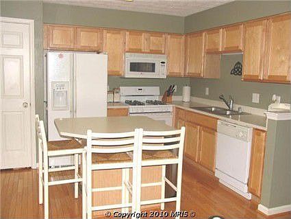 4th image of 920 Deerberry Ct