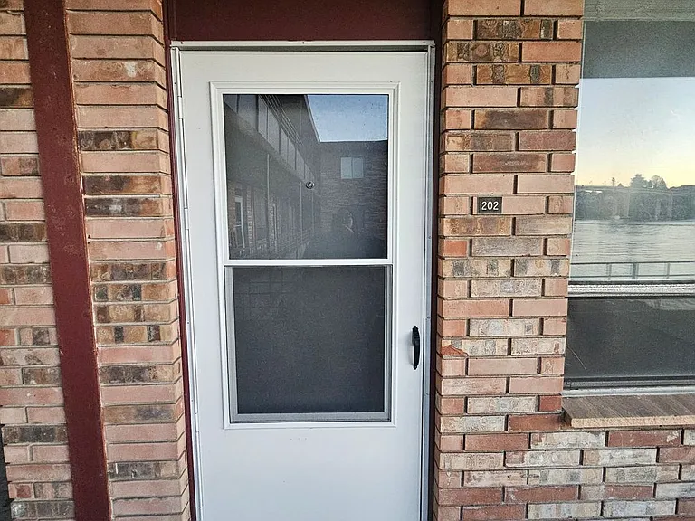 211 Shore Dr — Photo 1