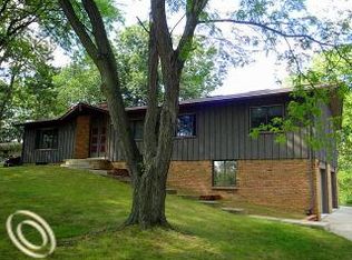 10935 Green Oaks Dr, South Lyon, MI 48178