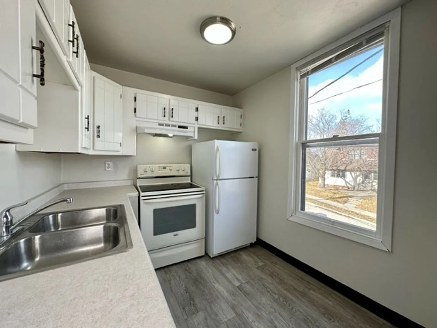 211 Green Bay Apartments — Photo 1