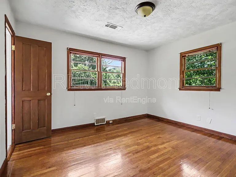 1903 Winthrop Dr SE — Photo 13