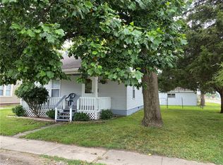 102 10th St, Charleston, IL 61920