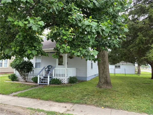 102 10th St, Charleston, IL 61920