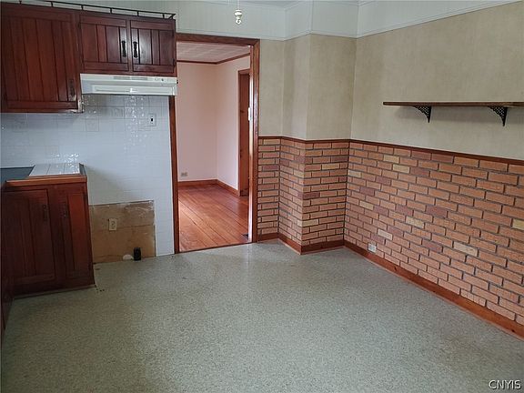 5th image of 305 S Main St