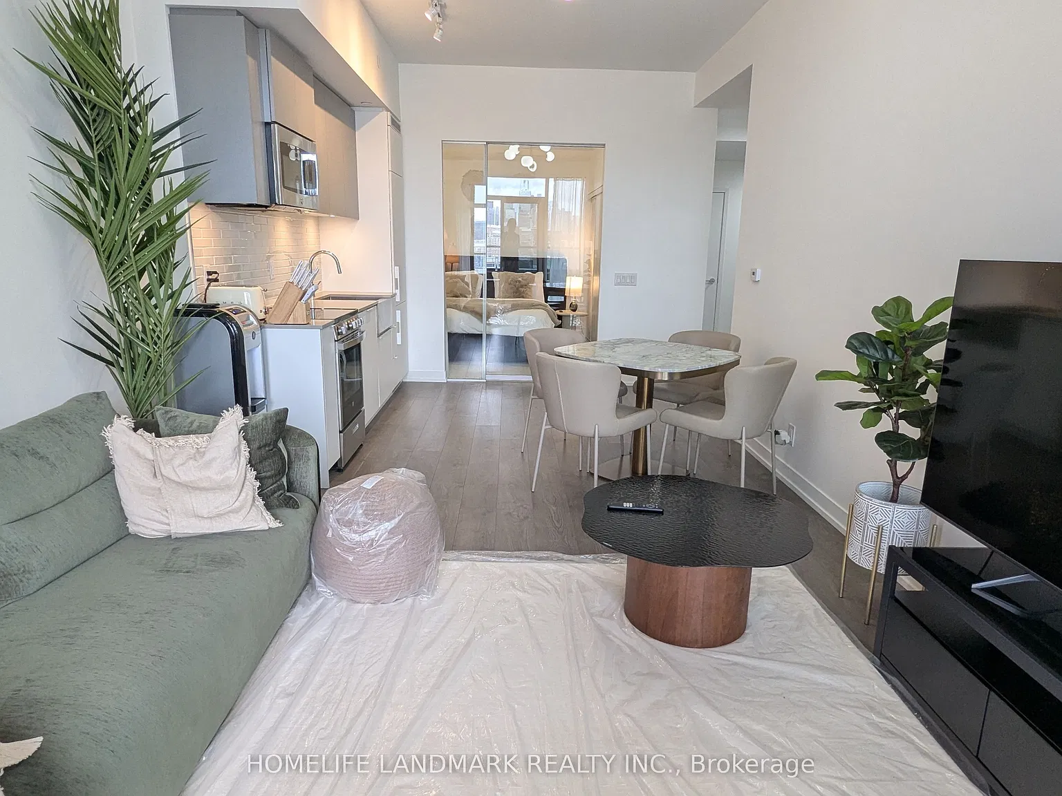 3 bed, $1,900 — Photo 2