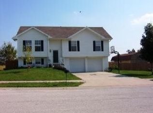 19501 Ironwood Dr, Smithville, MO 64089