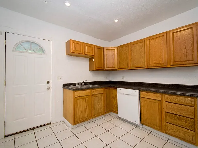 212 W Washington St — Photo 6