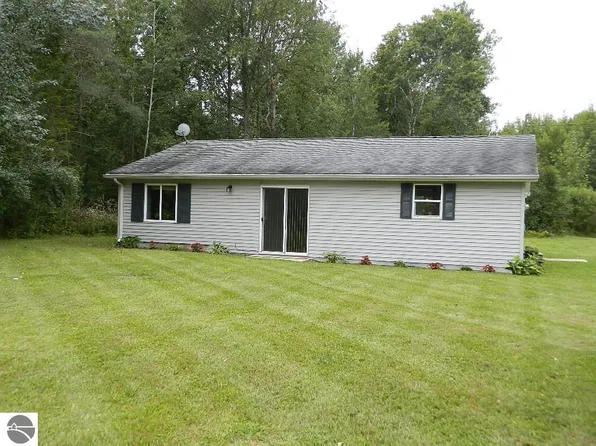 1827 N Nine Mile Rd, Sanford, MI 48657