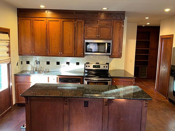 Kitchen/Dining area - granite island