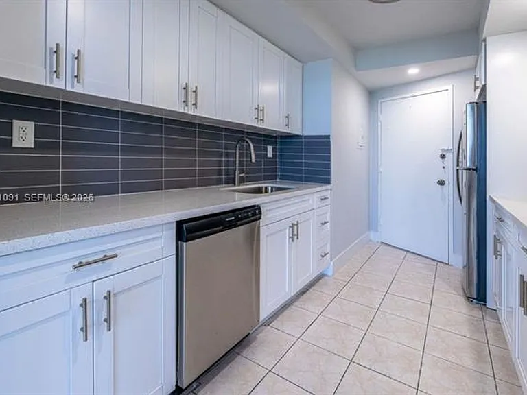 5401 Collins Avenue Cu #919 — Photo 9