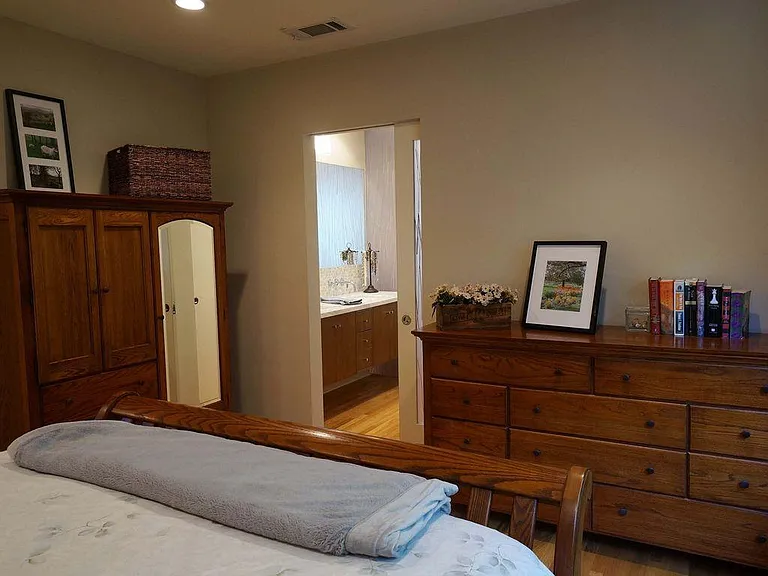 Master bedroom ensuite bathroom