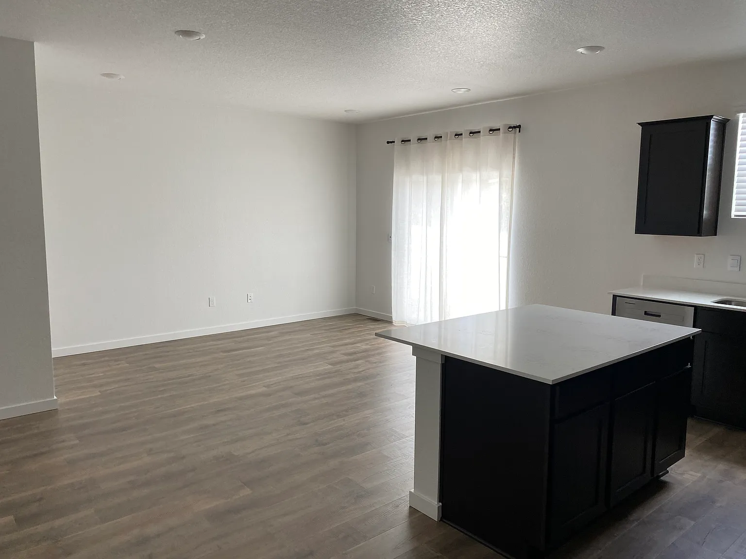 3 bed, 2.5 bath, 1476 sqft, $2,400 — Photo 4