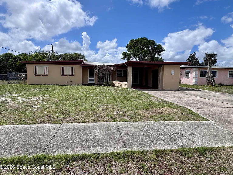 305 Edinburgh Dr — Photo 2