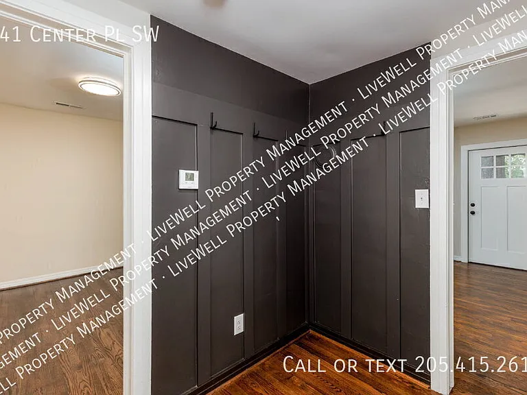 741 Center Pl SW — Photo 4