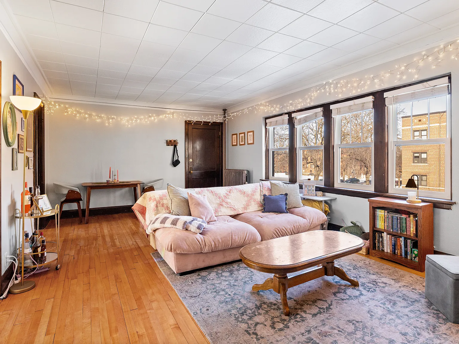 Oxford Apartments — Photo 2